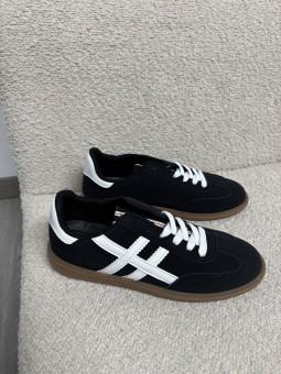 DEPORTIVAS NEGRAS