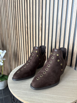 BOTINES TACHUELAS